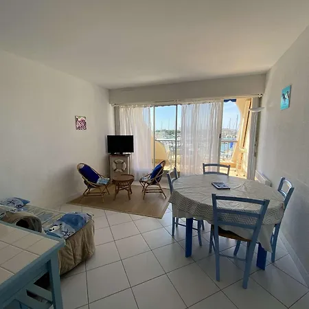 2 Pièces Avec Piscine Et Parking à Port Camargue - Fr-1-250-113 * Le Grau-du-Roi