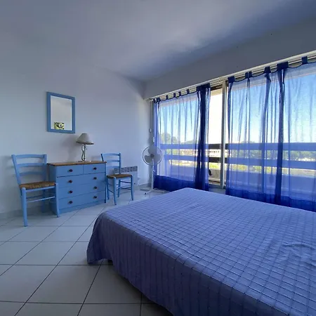 2 Pièces Avec Piscine Et Parking à Port Camargue - Fr-1-250-113 * Le Grau-du-Roi